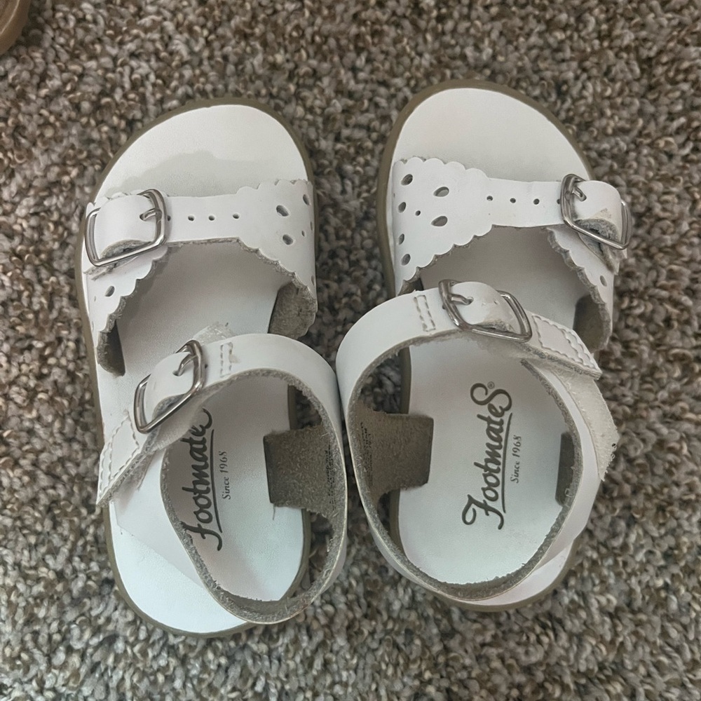 FootMates White Sandals with Buckle Closures and Perforated Design